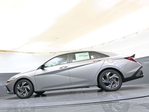 Certified 2025 Hyundai Elantra Sport FWD image 30