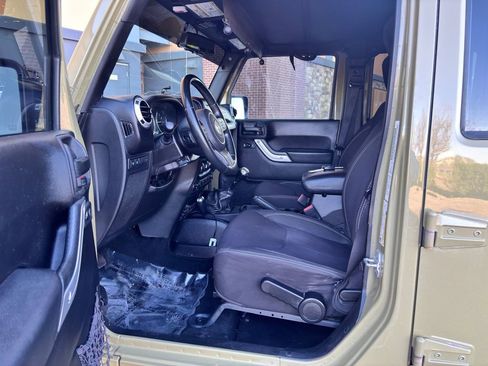 Used 2013 Jeep Wrangler Unlimited Rubicon w/ Connectivity Group image 19