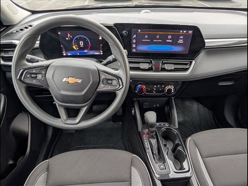 Used 2025 Chevrolet TrailBlazer LT w/ Driver Confidence Package image 8