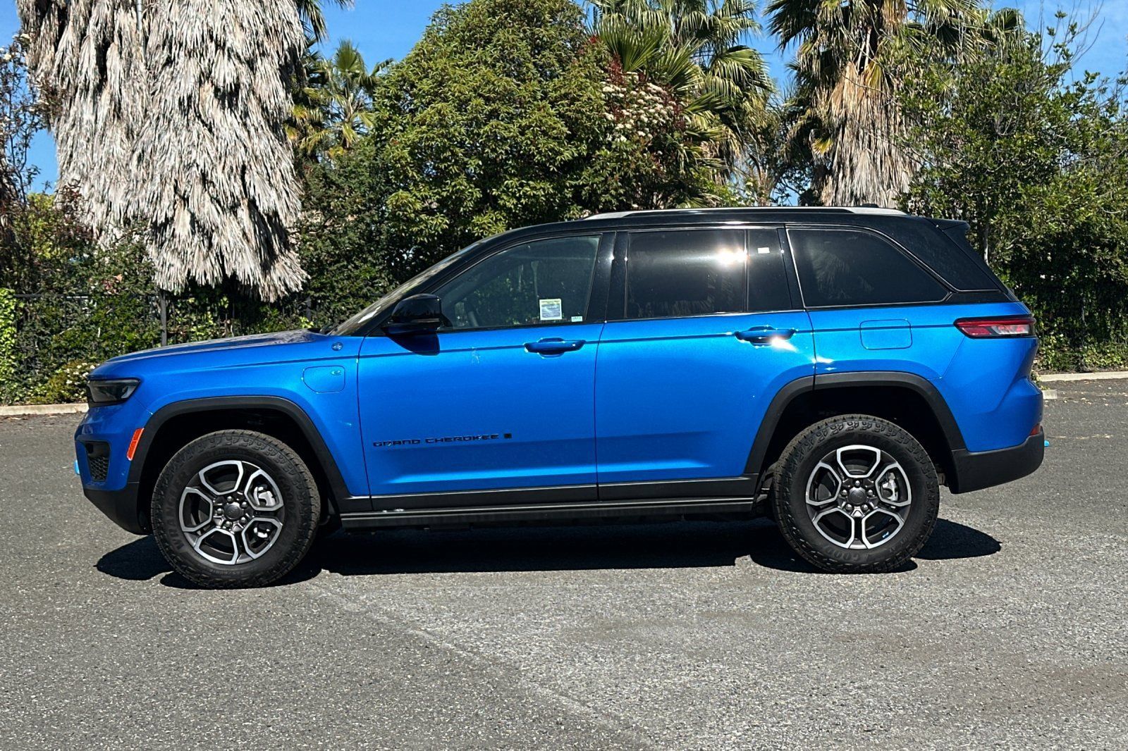 New 2023 Jeep Grand Cherokee Trailhawk w/ Advanced Protech Group II AWD/4WD image 6