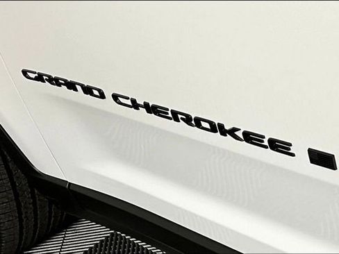 New 2025 Jeep Grand Cherokee Laredo image 10