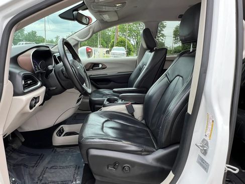 Used 2017 Chrysler Pacifica Touring-L Plus FWD image 16