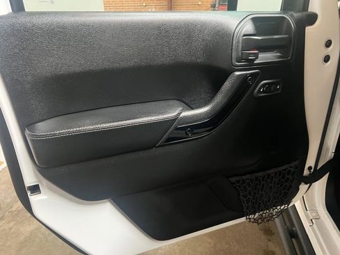 Used 2017 Jeep Wrangler Sahara image 25