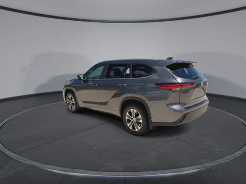 Used 2023 Toyota Highlander XLE FWD image 6