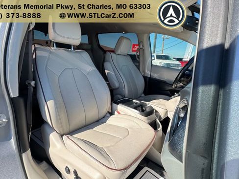 Used 2020 Chrysler Pacifica Limited FWD image 19