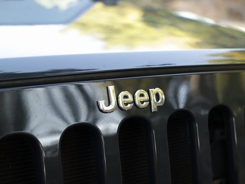 Used 2016 Jeep Wrangler Unlimited Rubicon w/ Connectivity Group image 31