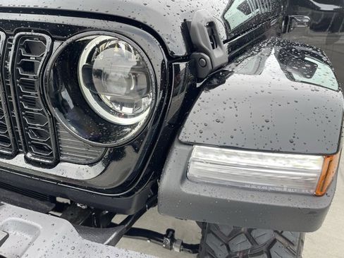 New 2025 Jeep Gladiator Sport image 13