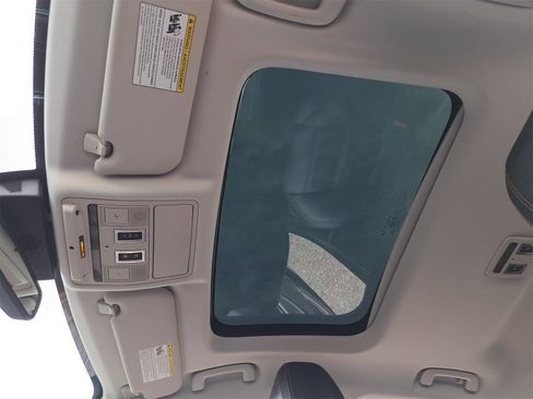 Used 2018 Jaguar XE Prestige image 31