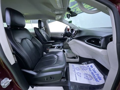 Used 2018 Chrysler Pacifica Touring-L Plus w/ Tire & Wheel Group image 30