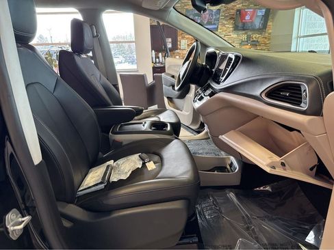 Used 2024 Chrysler Pacifica Touring-L AWD/4WD image 37