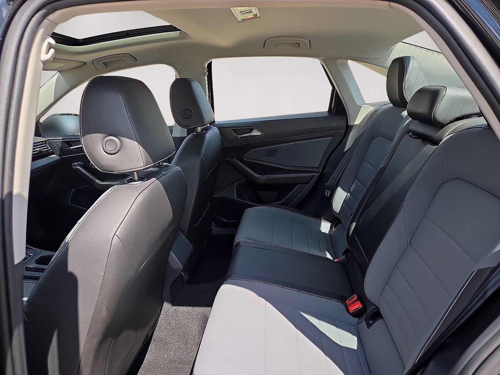 Used 2025 Volkswagen Jetta SE FWD image 18
