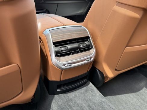 Used 2023 BMW 740i w/ Parking Assistance Package image 35