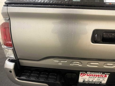 Certified 2022 Toyota Tacoma TRD Off-Road image 17