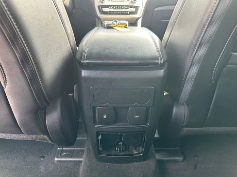 Used 2023 Ford Explorer XLT AWD/4WD image 25