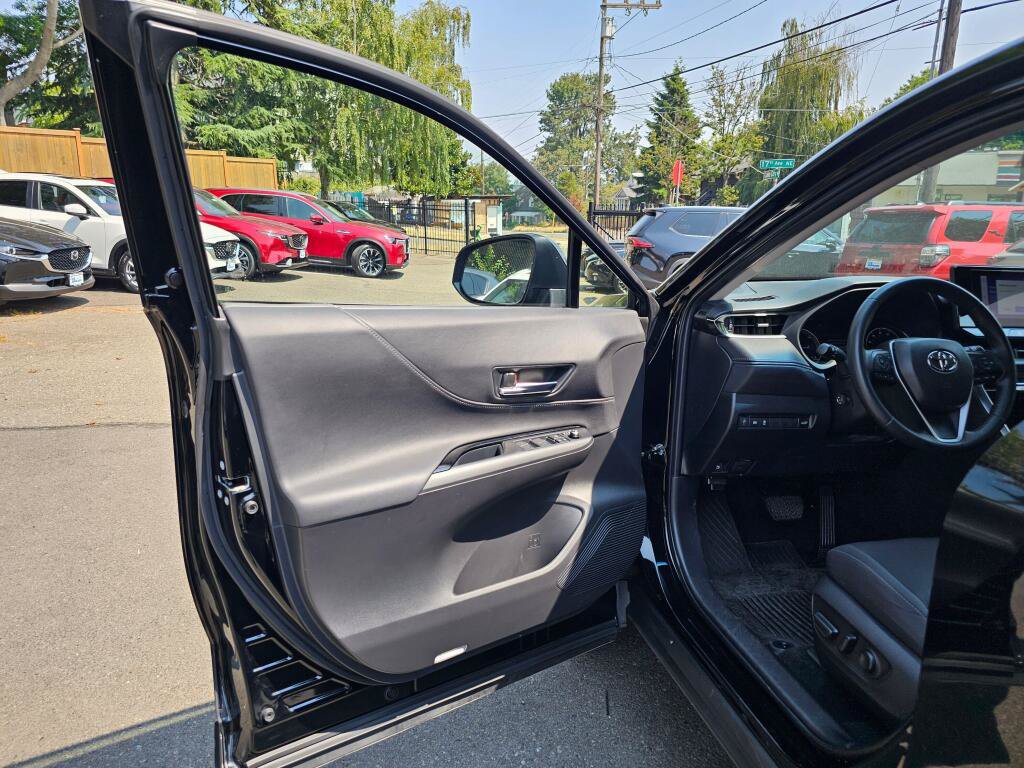 Used 2023 Toyota Venza LE AWD/4WD image 19