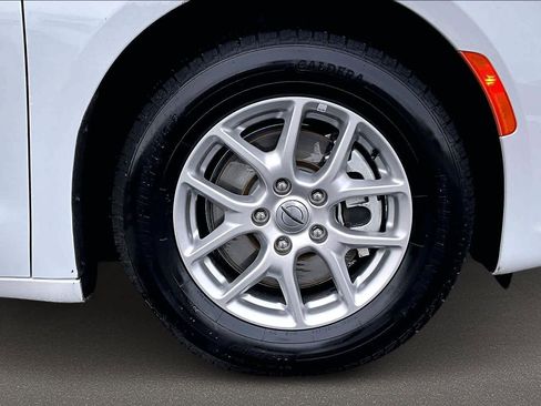 Used 2024 Chrysler Pacifica Touring-L image 39