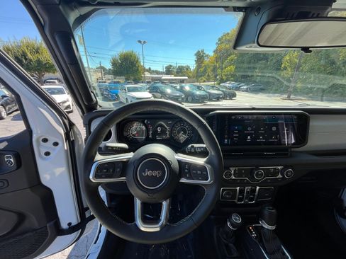 Used 2025 Jeep Wrangler Sahara image 30