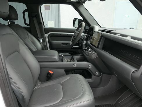 Used 2023 Land Rover Defender 110 V8 AWD/4WD image 27