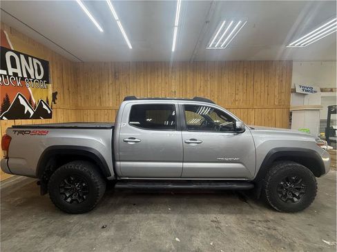 Used 2017 Toyota Tacoma TRD Off-Road AWD/4WD image 3