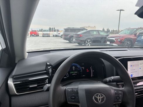 Used 2025 Toyota Camry LE image 34