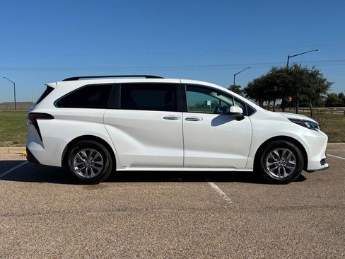 Used 2024 Toyota Sienna XLE image 5