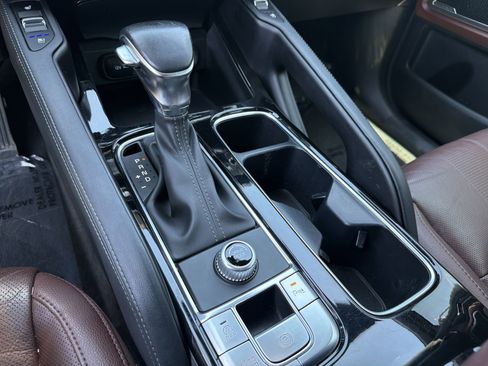 Used 2024 Kia Telluride EX w/ EX Captain's Chair Package FWD image 14