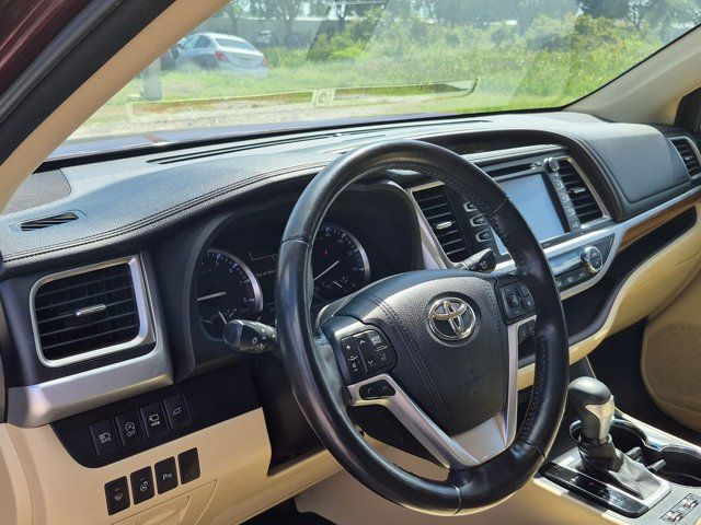 Used 2017 Toyota Highlander Limited Platinum AWD/4WD image 9