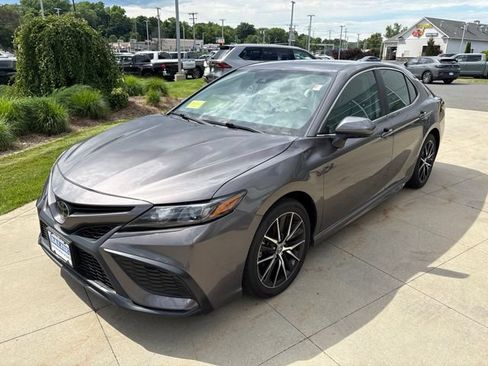Used 2024 Toyota Camry SE FWD image 3