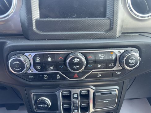 Used 2021 Jeep Wrangler Unlimited Sahara w/ Dual Top Group AWD/4WD image 24