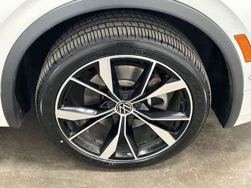 Certified 2022 Volkswagen Tiguan SEL R-Line image 5