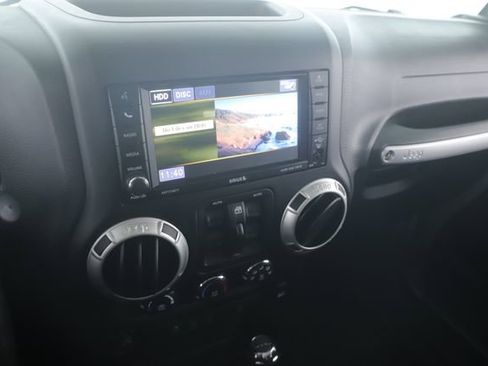 Used 2018 Jeep Wrangler Unlimited Sahara w/ Connectivity Group AWD/4WD image 20