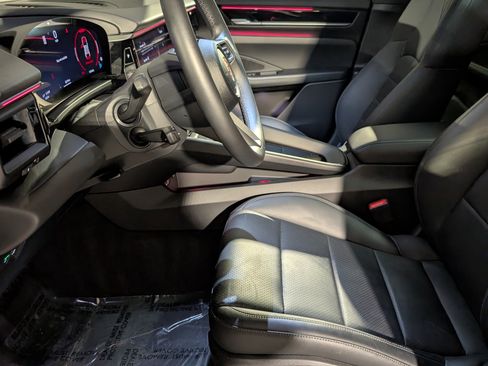 Certified 2025 Porsche Macan Electric image 5