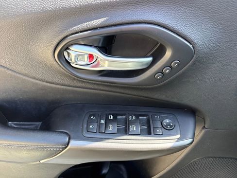 Used 2020 Jeep Cherokee Limited image 16