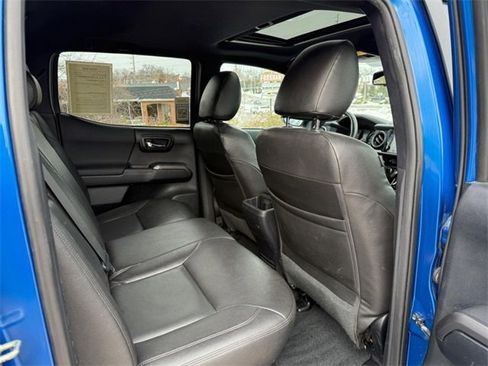 Used 2016 Toyota Tacoma TRD Sport image 10