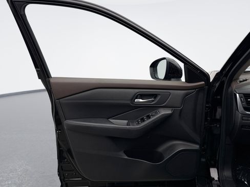 Used 2023 Nissan Rogue SV w/ SV Premium B Package image 9