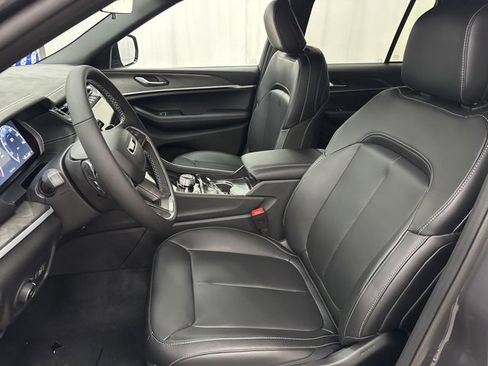 New 2025 Jeep Grand Cherokee Limited w/ Black Appearance Package image 4