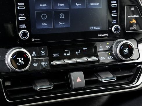 Used 2022 Toyota Highlander L image 17