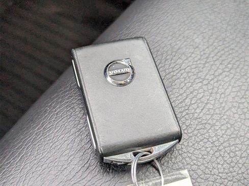 Used 2019 Volvo XC60 T5 Momentum w/ Multimedia Package image 28