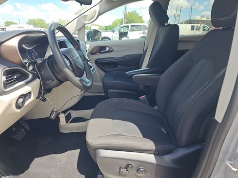 Used 2023 Chrysler Voyager LX image 8