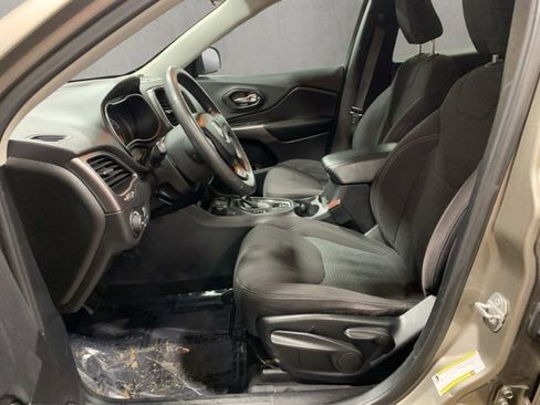 Used 2019 Jeep Cherokee Latitude w/ Popular Appearance Group image 8