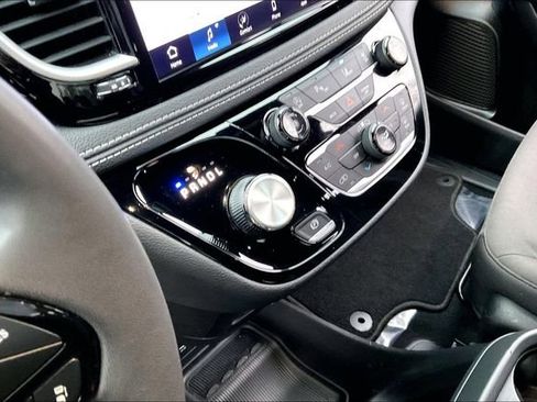 Used 2023 Chrysler Pacifica Touring image 13
