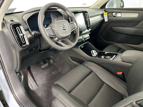 Used 2025 Volvo XC40 B5 Ultra w/ Climate Package image 9