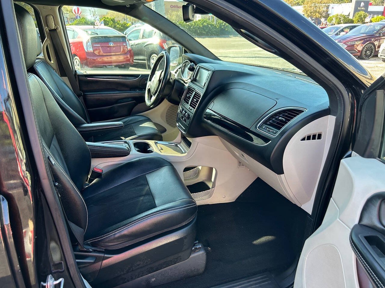Used 2019 Dodge Grand Caravan SXT FWD image 15