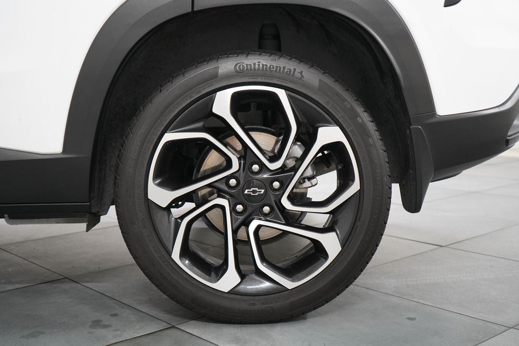 Used 2025 Chevrolet Trax RS w/ Driver Confidence Package FWD image 30