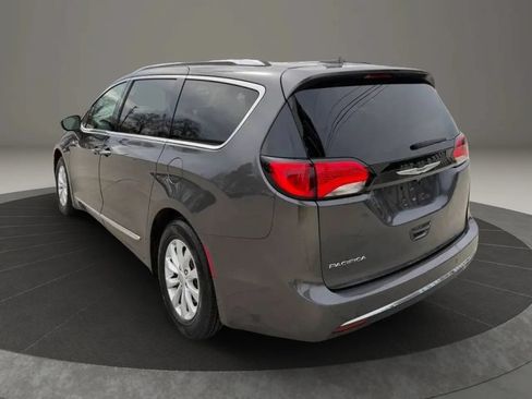Used 2019 Chrysler Pacifica Touring-L FWD image 5