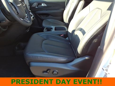 New 2026 Chrysler Pacifica Select image 15