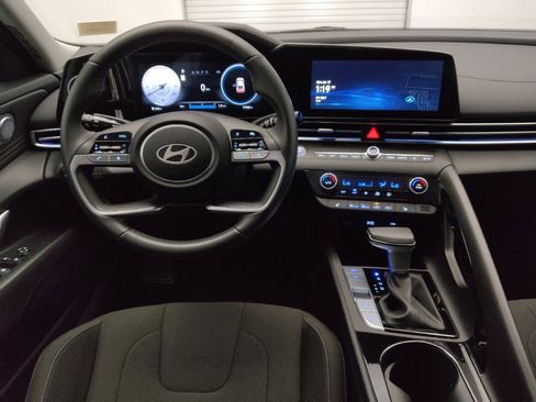 Used 2025 Hyundai Elantra SEL FWD image 22