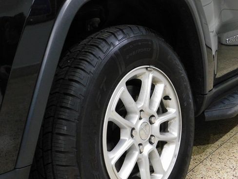 Used 2019 Jeep Grand Cherokee Laredo image 25