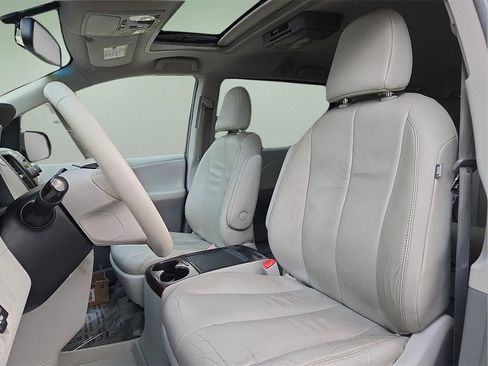 Used 2012 Toyota Sienna XLE image 15