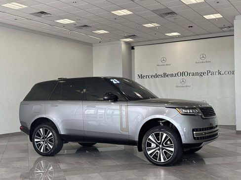 Used 2023 Land Rover Range Rover SE AWD/4WD image 2